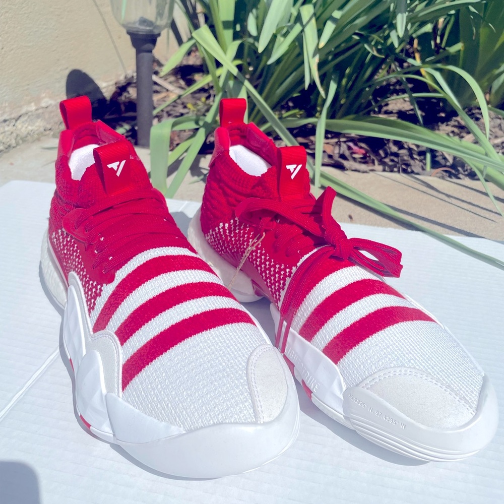 Trae Young 2 Red/White Size 9. Mint Condition (used in a product photo shoot)